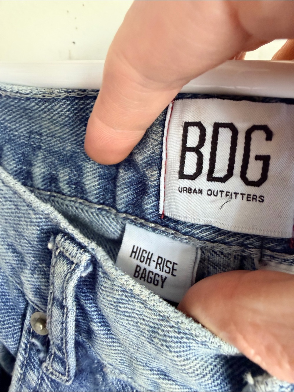 BDG High-Rise Mom Jeans in Medium Blue Wash - Picture 4 of 4